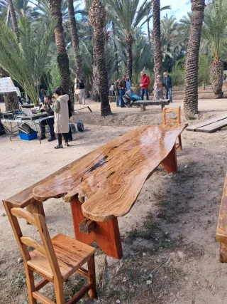 Mesa rústica de madera maciza