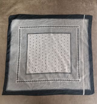 Pañuelo clásico blanco y negro
