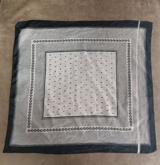Pañuelo clásico blanco y negro