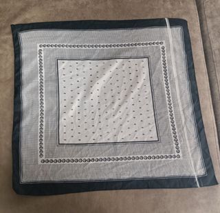 Pañuelo clásico blanco y negro