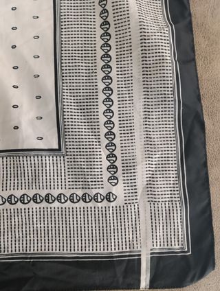Pañuelo clásico blanco y negro