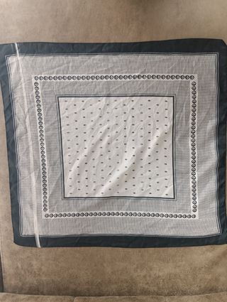 Pañuelo clásico blanco y negro