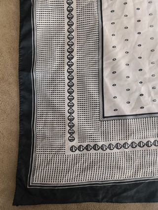 Pañuelo clásico blanco y negro