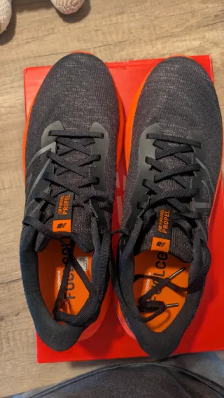 New Balance Propel V4 Negro Naranja