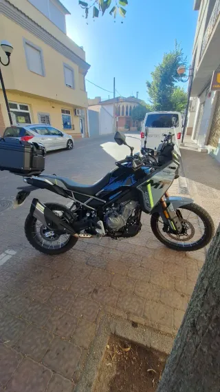 Moto CFMOTO 450MT Negra
