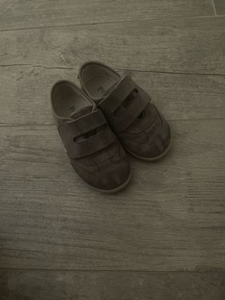 Zapatillas tono topo con velcro, de ante .