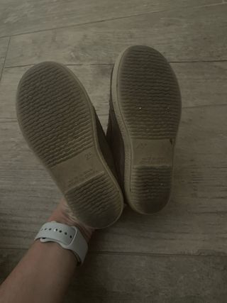 Zapatillas tono topo con velcro, de ante .