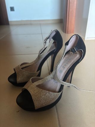 Zapatos de tacón negros y dorados talla 36