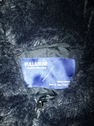 Abrigo negro de pelo sintético con capucha