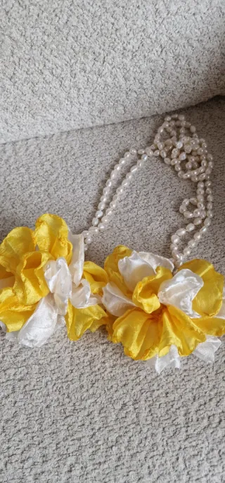 Collar perlas río dulce con 2 flores tela