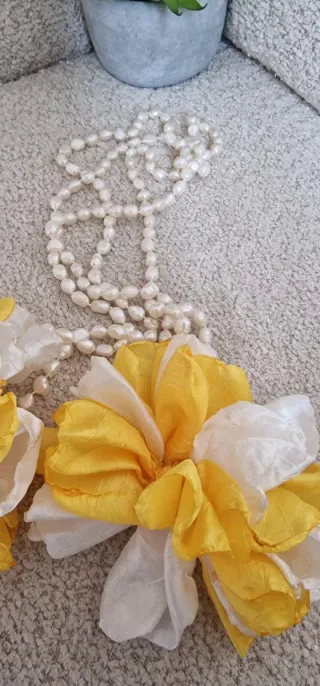 Collar perlas río dulce con 2 flores tela