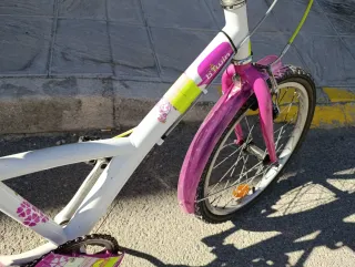 Bicicleta infantil morada y blanca