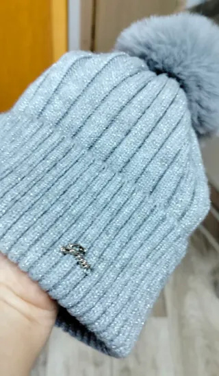 Cappello Guess Grigio Glitterato con Pompon