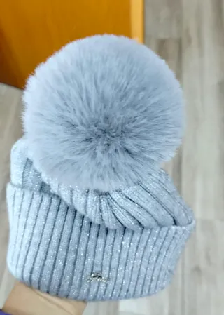 Cappello Guess Grigio Glitterato con Pompon