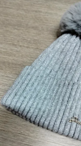 Cappello Guess Grigio Glitterato con Pompon