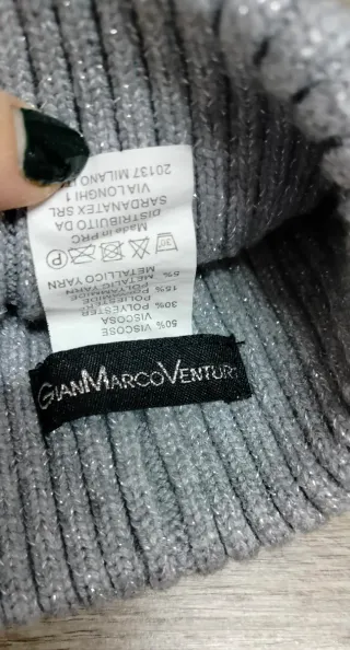 Cappello Guess Grigio Glitterato con Pompon