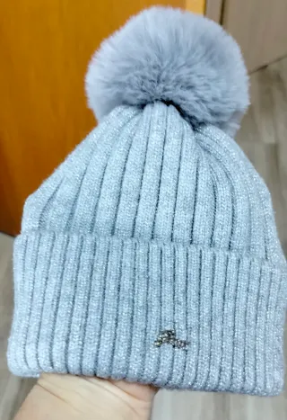 Cappello Guess Grigio Glitterato con Pompon