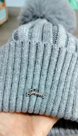 Cappello Guess Grigio Glitterato con Pompon