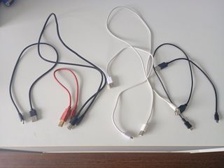 Organizzatore per cavi e 7 cavi USB