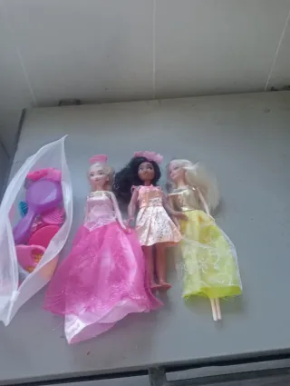 Lote de 3 muñecas y accesorios