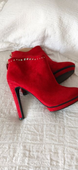 Botines rojos con cremallera dorada