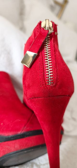 Botines rojos con cremallera dorada