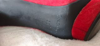 Botines rojos con cremallera dorada