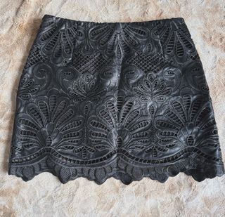 Falda efecto piel H&M negra