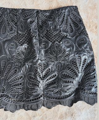 Falda efecto piel H&M negra