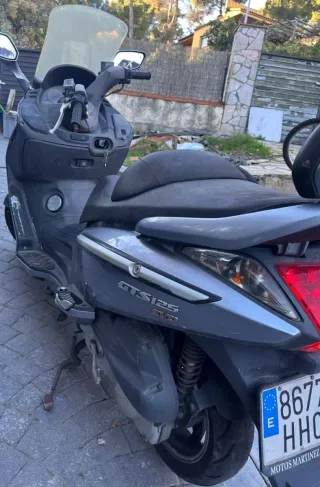 Moto SYM gris del 2011