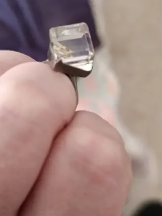 Anillo con piedra en forma de prisma .Plata de ley