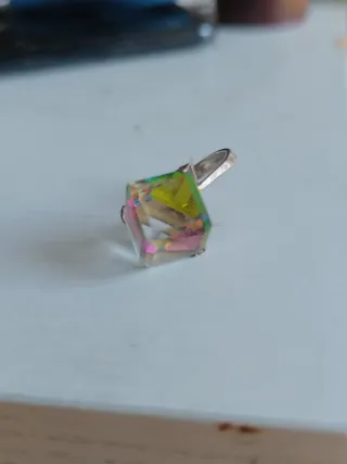 Anillo con piedra en forma de prisma .Plata de ley