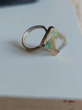 Anillo con piedra en forma de prisma .Plata de ley