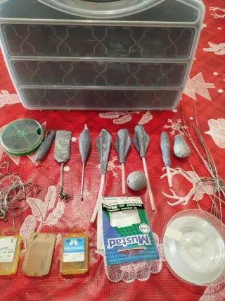 Kit de pesca con anzuelos y plomos