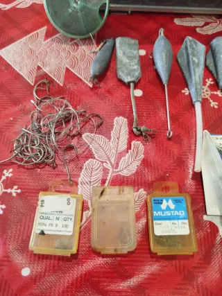 Kit de pesca con anzuelos y plomos