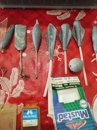 Kit de pesca con anzuelos y plomos
