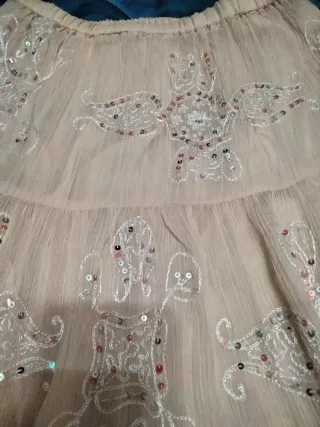 Falda beige con lentejuelas