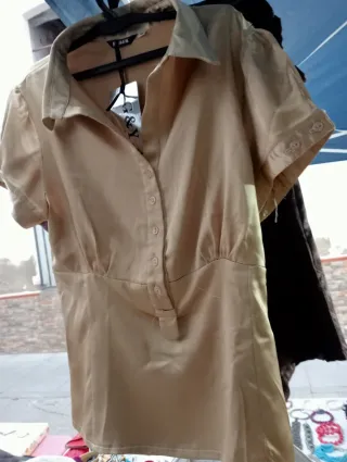 Blusa de raso beige/dorada