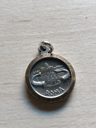 Lote 2 medallas cristianas + broche