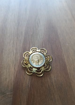 Lote 2 medallas cristianas + broche
