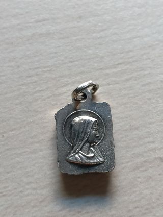 Lote 2 medallas cristianas + broche