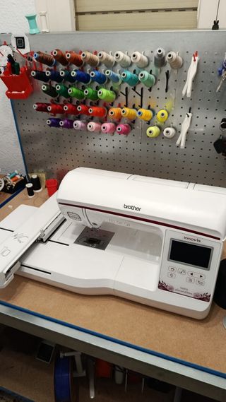 Máquina de bordar Innovis NV870 + hilos