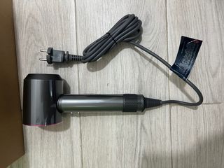 Secador de pelo Dyson gris y rosa