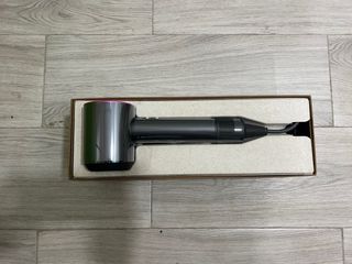 Secador de pelo Dyson gris y rosa