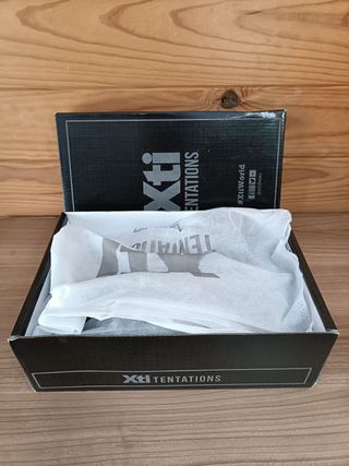 Sandalias Efecto Gamuza con Etiqueta Color Negro