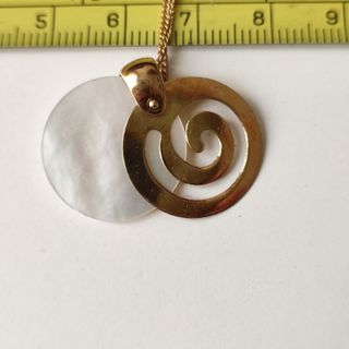 Bisuteria Colgante con espiral dorado y blanco.