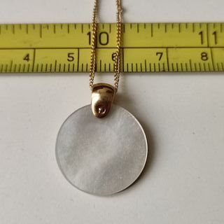 Bisuteria Colgante con espiral dorado y blanco.