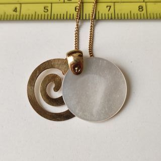 Bisuteria Colgante con espiral dorado y blanco.