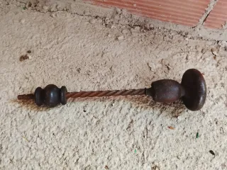 Antiguo taladro manual de madera y metal