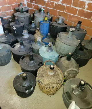 Garrafas de vino antiguas. Oferta llevando varias.